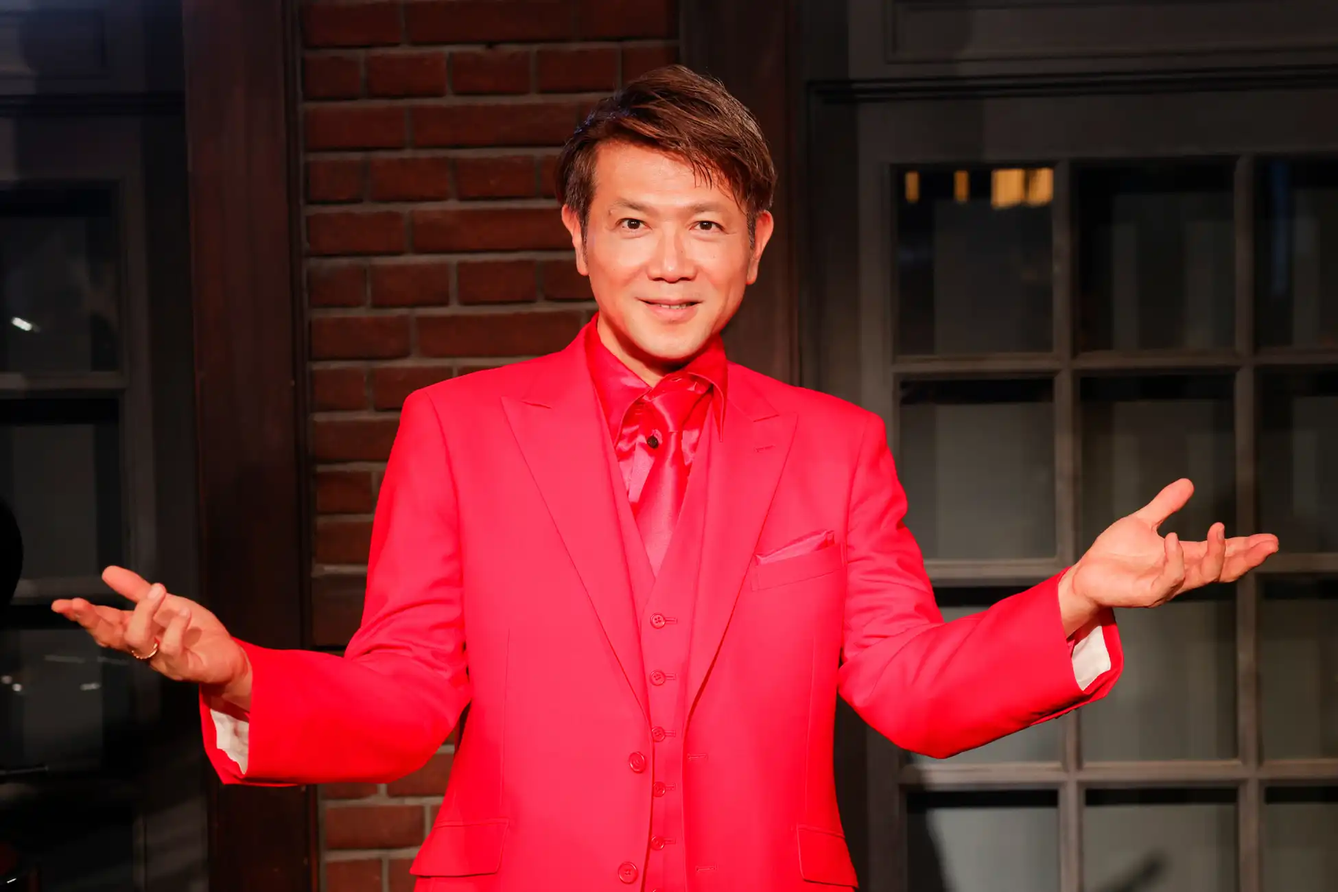 別所哲也が還暦記念イベント『The BESSHOW TIME GOLDEN 60!』をBLUE NOTE PLACEで開催、五条院凌やTENDREら豪華ゲストと19年間の朝番組への感謝を表現