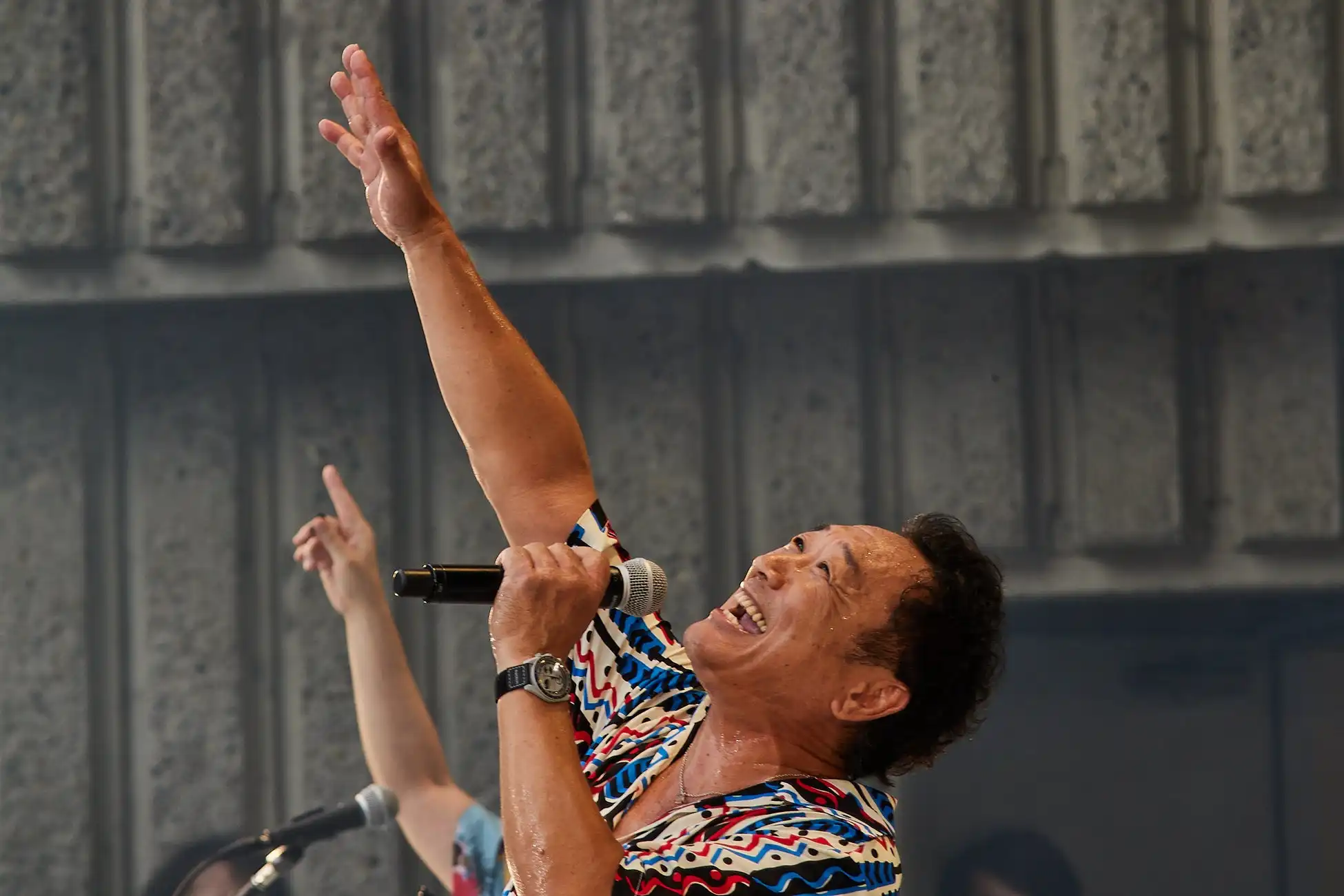 杉山清貴＆オメガトライブが廣石恵一さん追悼ライブ「お〜い、ヒロイシ！」を日比谷野外大音楽堂で開催、9月から全国9都市10会場21公演の追悼ツアーも決定