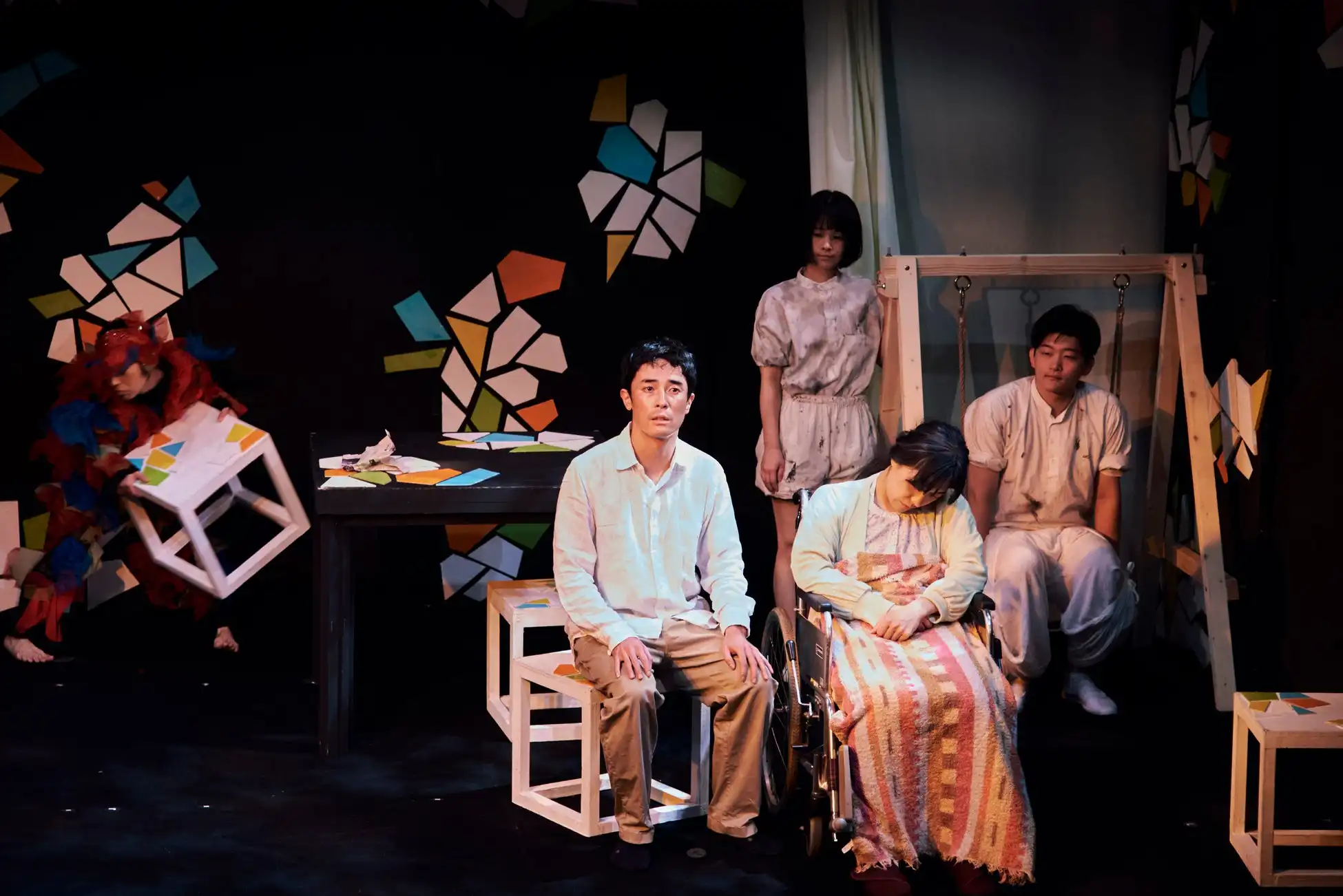 高畑裕太主宰の劇団ハイワイヤが介護問題をテーマにした新作公演『墓場までのかえりみち、ゆりかごからブランコへ。』を下北沢シアター711で開幕