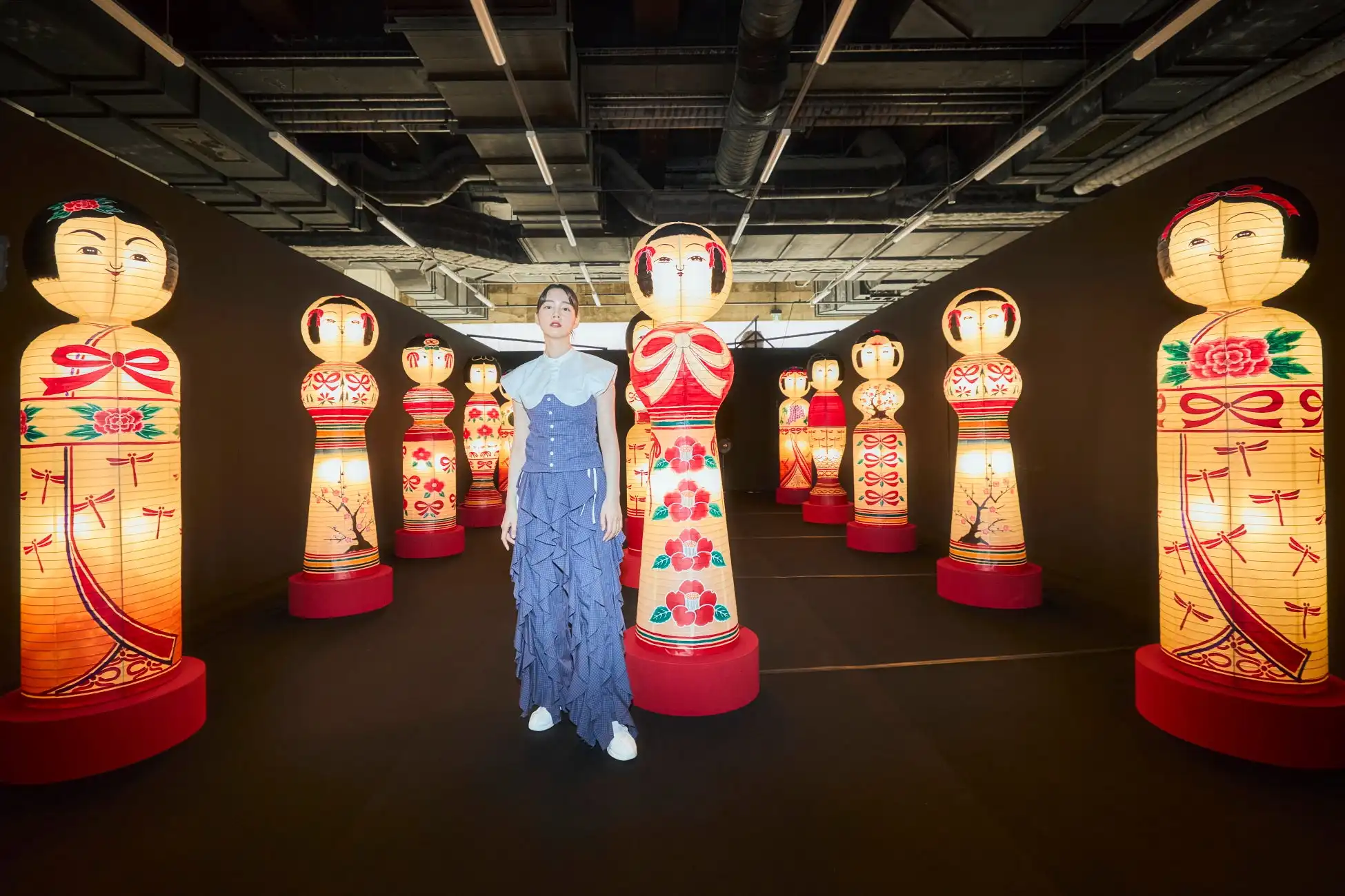 のんが「のん Ribbon展 怪しくて、可愛いもの。－群れる－」を国立民族学博物館で7月31日から開催、15体のこけし灯篭と219体の真っ赤童による大規模インスタレーションを展開