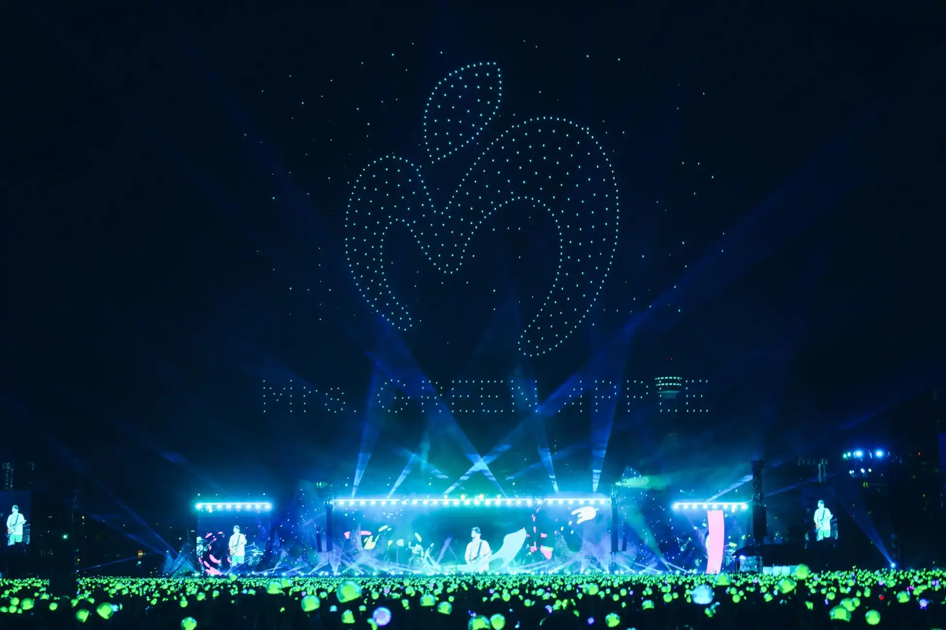 Mrs. GREEN APPLEがデビュー10周年記念ライブで初のドローンアート演出を導入、神奈川・山下ふ頭特設会場で1,200機による壮大なパフォーマンスを披露