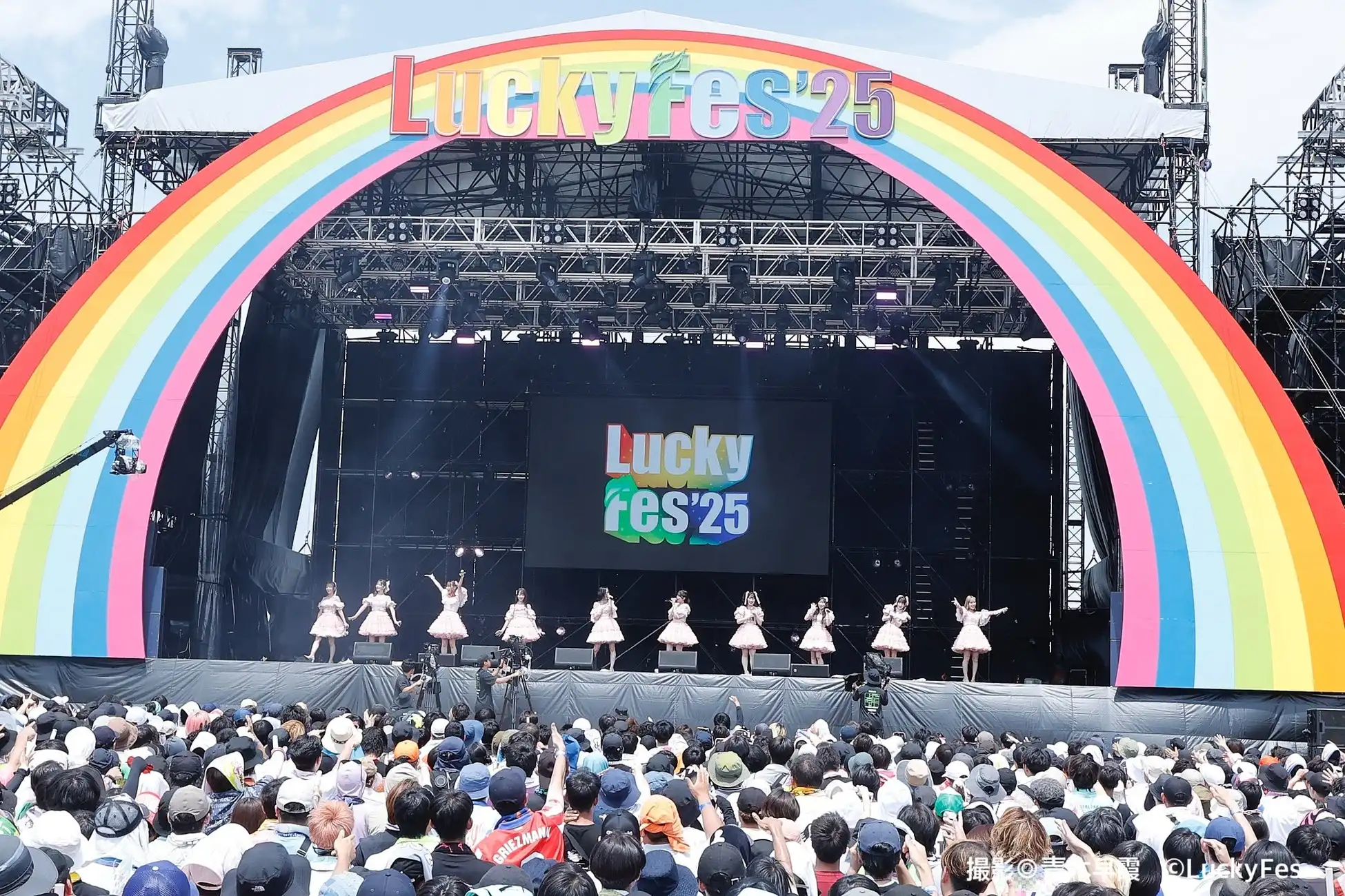 =LOVEが野外音楽フェスLuckyFes’25のRAINBOW STAGEで全9曲を熱唱、TikTok16.3億回再生突破の「とくべチュ、して」でフィナーレを飾る