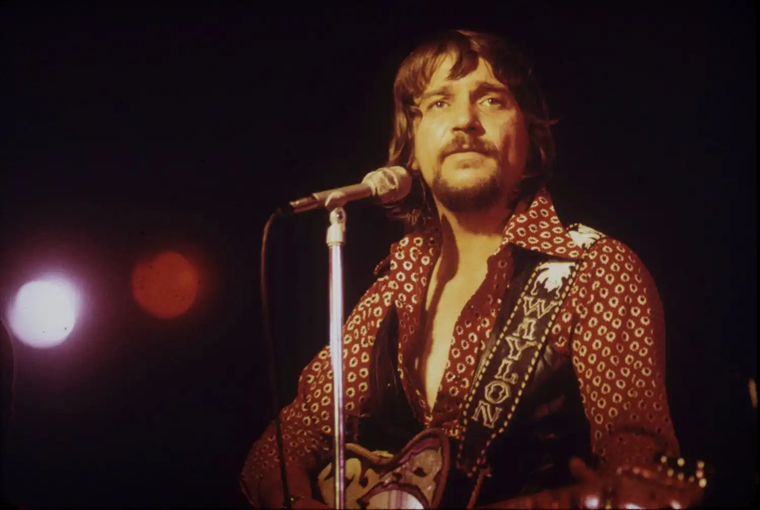 ウェイロン・ジェニングスの未発表曲アルバム『Songbird』から2ndシングル「The Cowboy (Small Texas Town)」をリリース、息子シューターが1973年〜1984年の楽曲を編集・ミックスして10月3日にアルバム発売予定