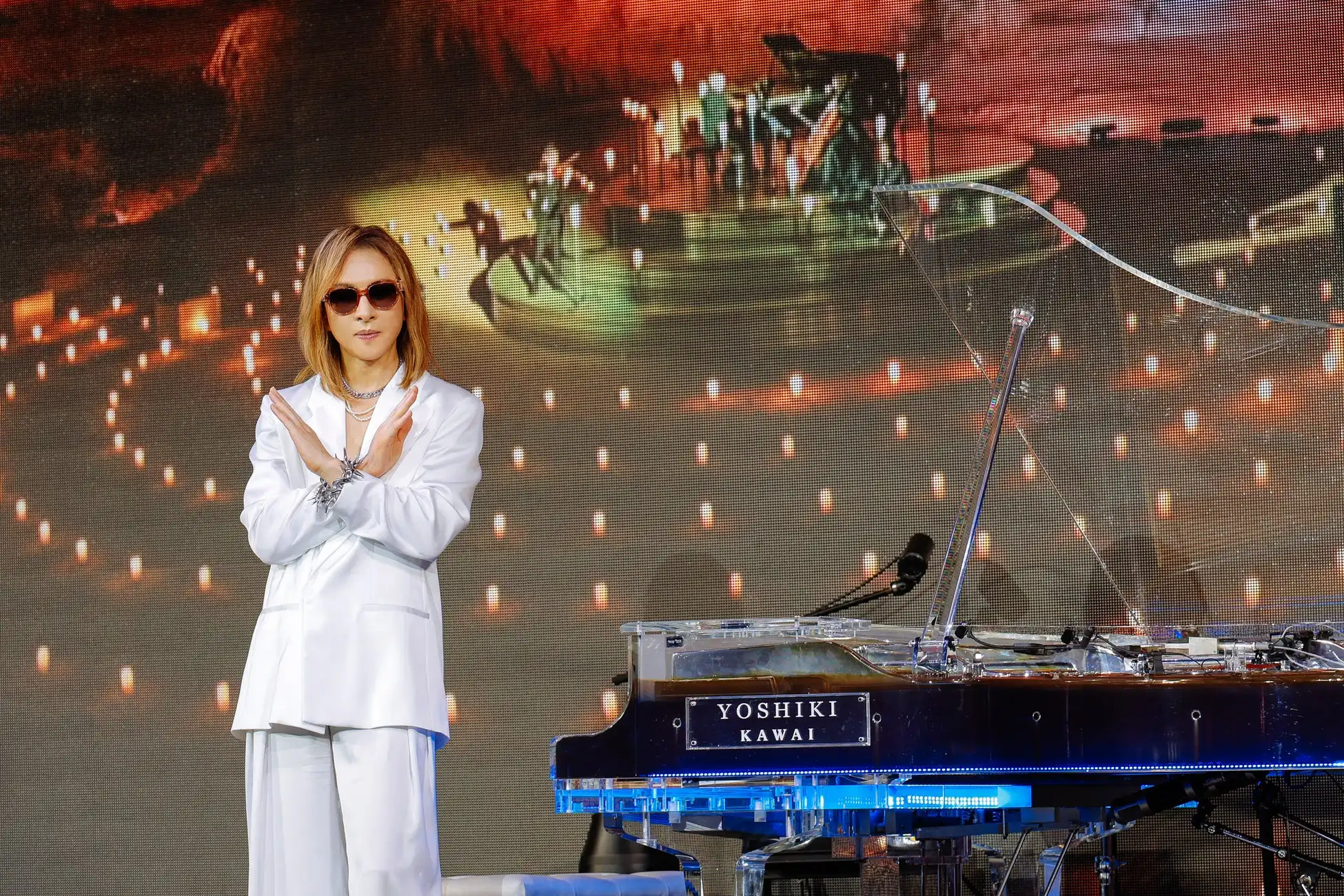 YOSHIKIがサウジアラビア・アルウラの世界遺産「Hegra」で特別公演を開催、手術後初の海外公演として数千本のキャンドルに照らされた古代遺跡での幻想的なコンサートを実現