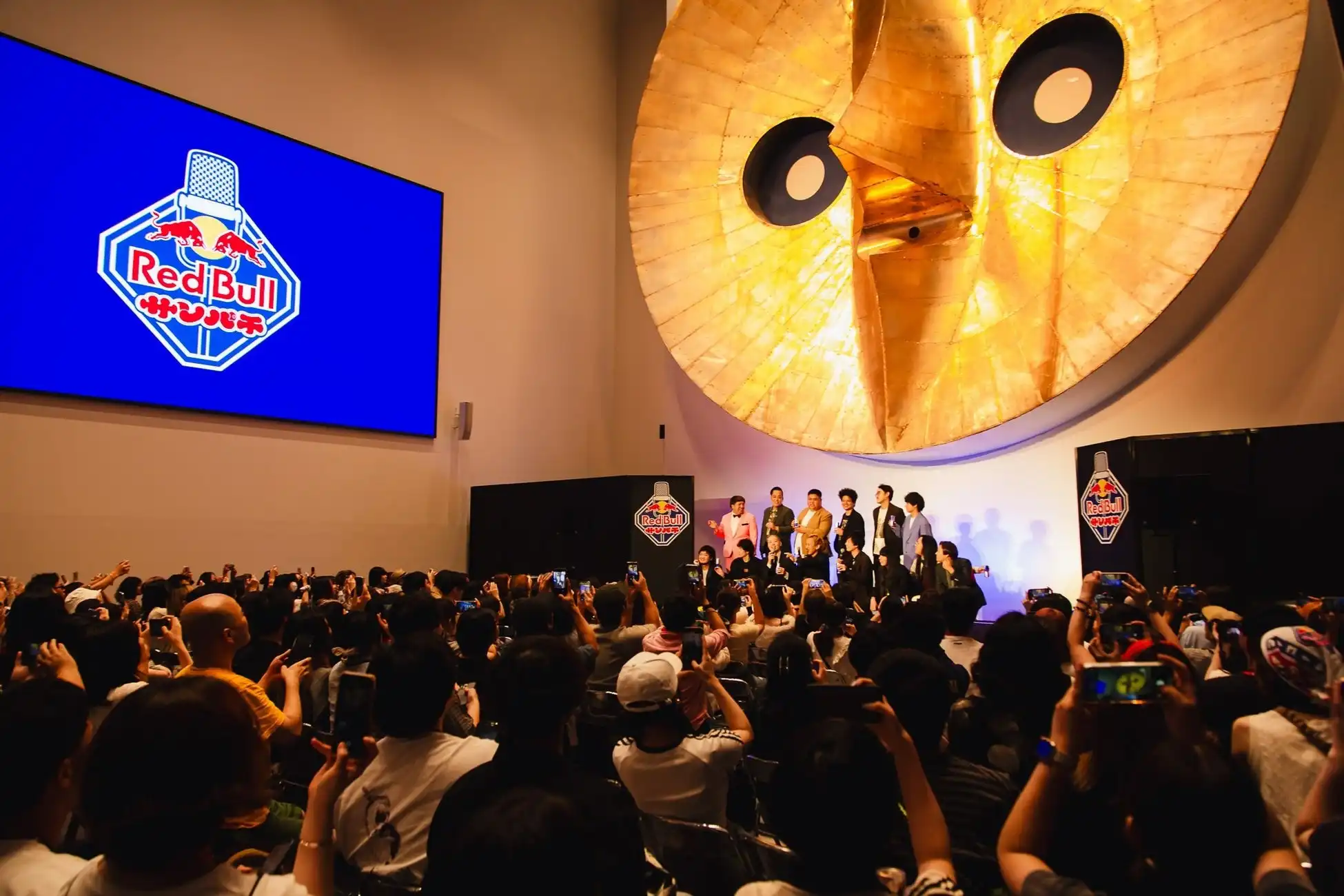 レッドブル・ジャパンが漫才ライブ「Red Bull サンパチ」をEXPO'70パビリオン別館で開催、黄金の顔をバックにした異色コラボで金属バットや黒帯など12組が出演