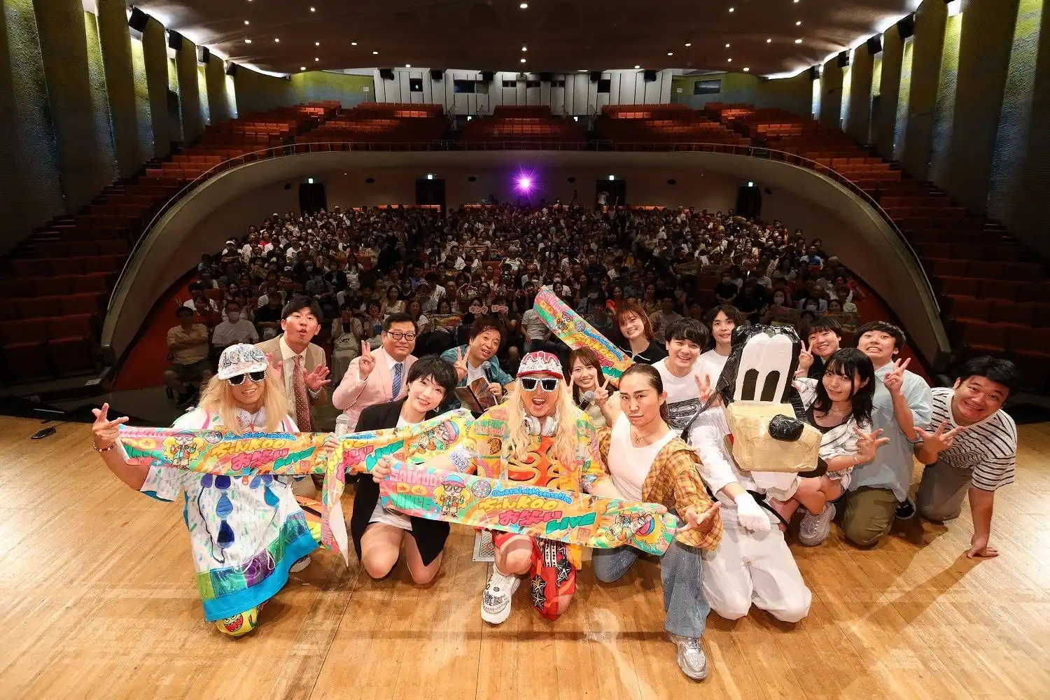 DJ KOOが「ちゃんKOOお笑いLIVE!! vol.5」を有楽町よみうりホールで開催、64歳誕生日とDJ活動45周年を芸人たちがサプライズでお祝い